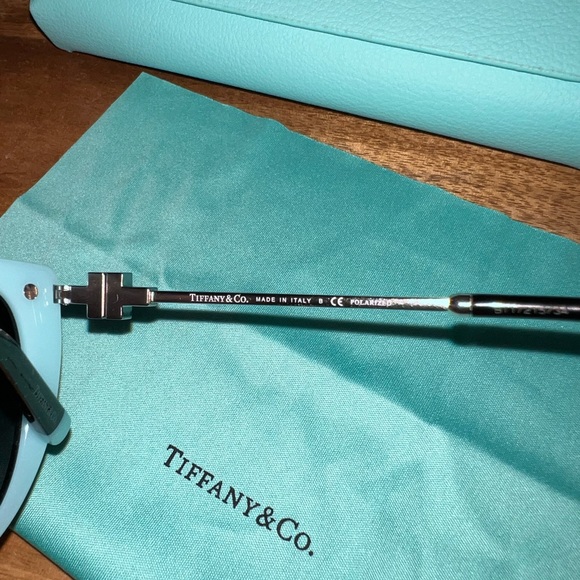 AUTHENTIC TIFFANY - T Cat Eye Sunglasses in Black Acetate with Tiffany B - Picture 6 of 6